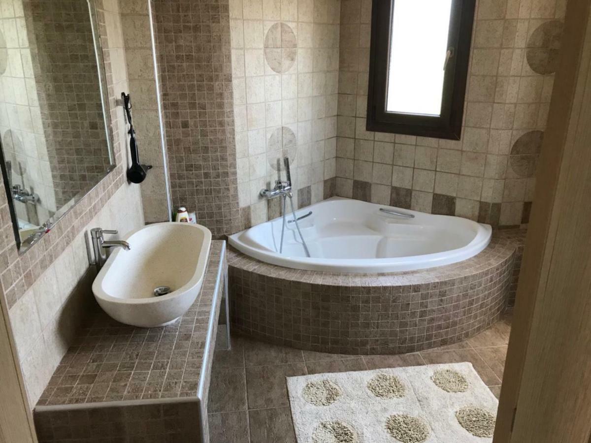 M Varkes Villa Nea Moudhania Exteriör bild